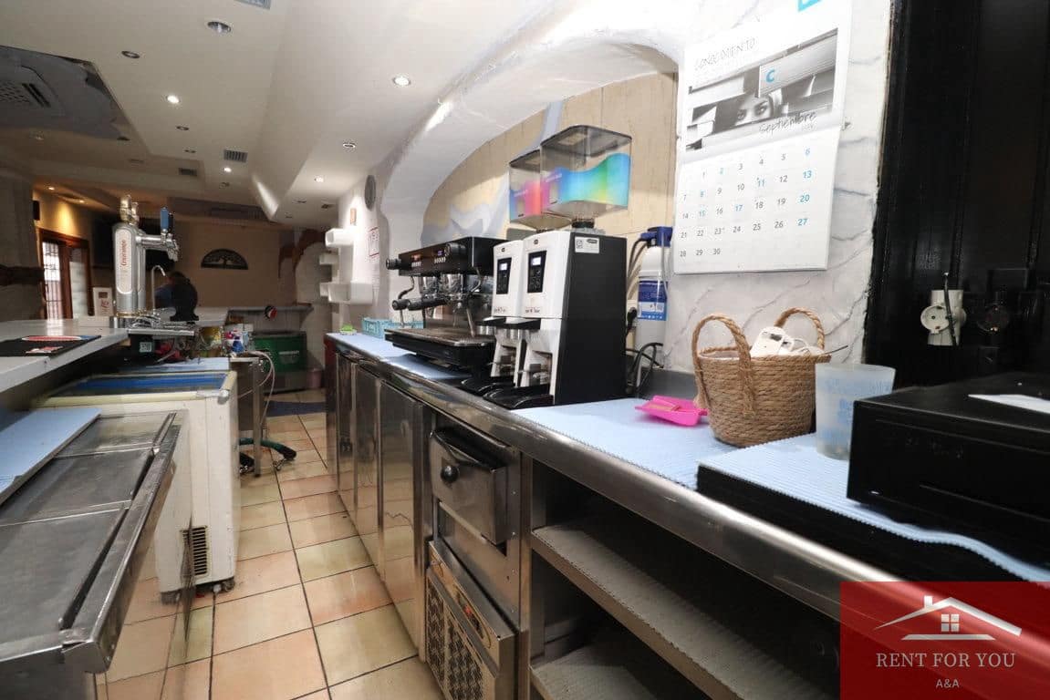 Entreprise de 3 chambres à louer à Coin - 900 € (Ref: 10145415)
