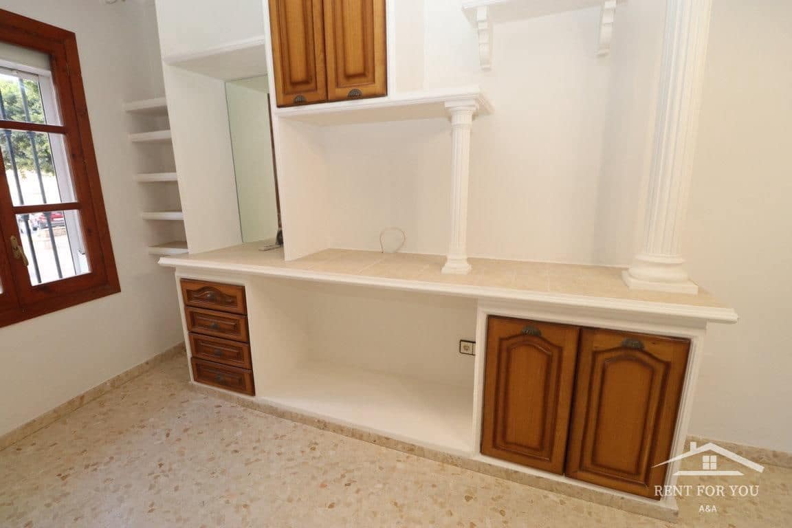 3 slaapkamer Flat te huur in Coin - € 1.000 (Ref: 8217900)