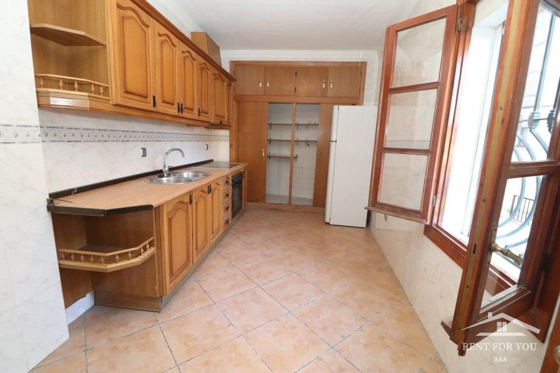 3 slaapkamer Flat te huur in Coin - € 1.000 (Ref: 8217900)