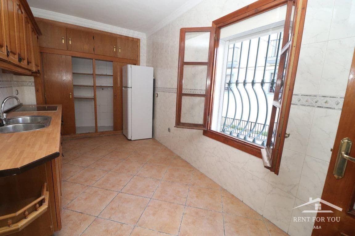 3 slaapkamer Flat te huur in Coin - € 1.000 (Ref: 8217900)