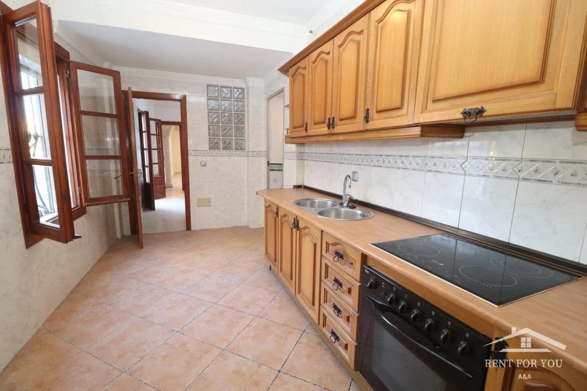 3 slaapkamer Flat te huur in Coin - € 1.000 (Ref: 8217900)