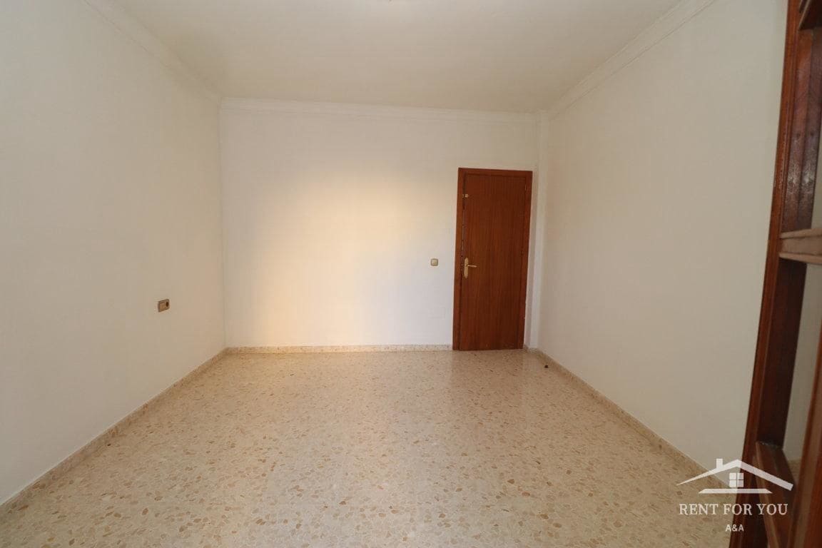 3 slaapkamer Flat te huur in Coin - € 1.000 (Ref: 8217900)