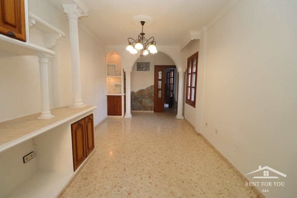 3 slaapkamer Flat te huur in Coin - € 1.000 (Ref: 8217900)