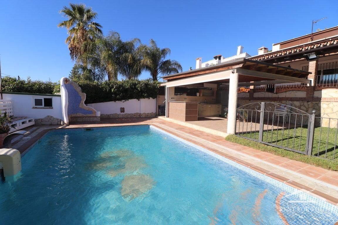 Chalet de 4 habitaciones en Coín en alquiler con piscina - 1.700 € (Ref: 8692144)