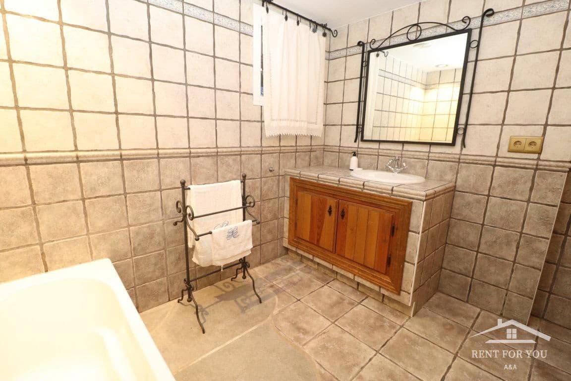 Chalet de 4 habitaciones en Coín en alquiler con piscina - 1.700 € (Ref: 8692144)