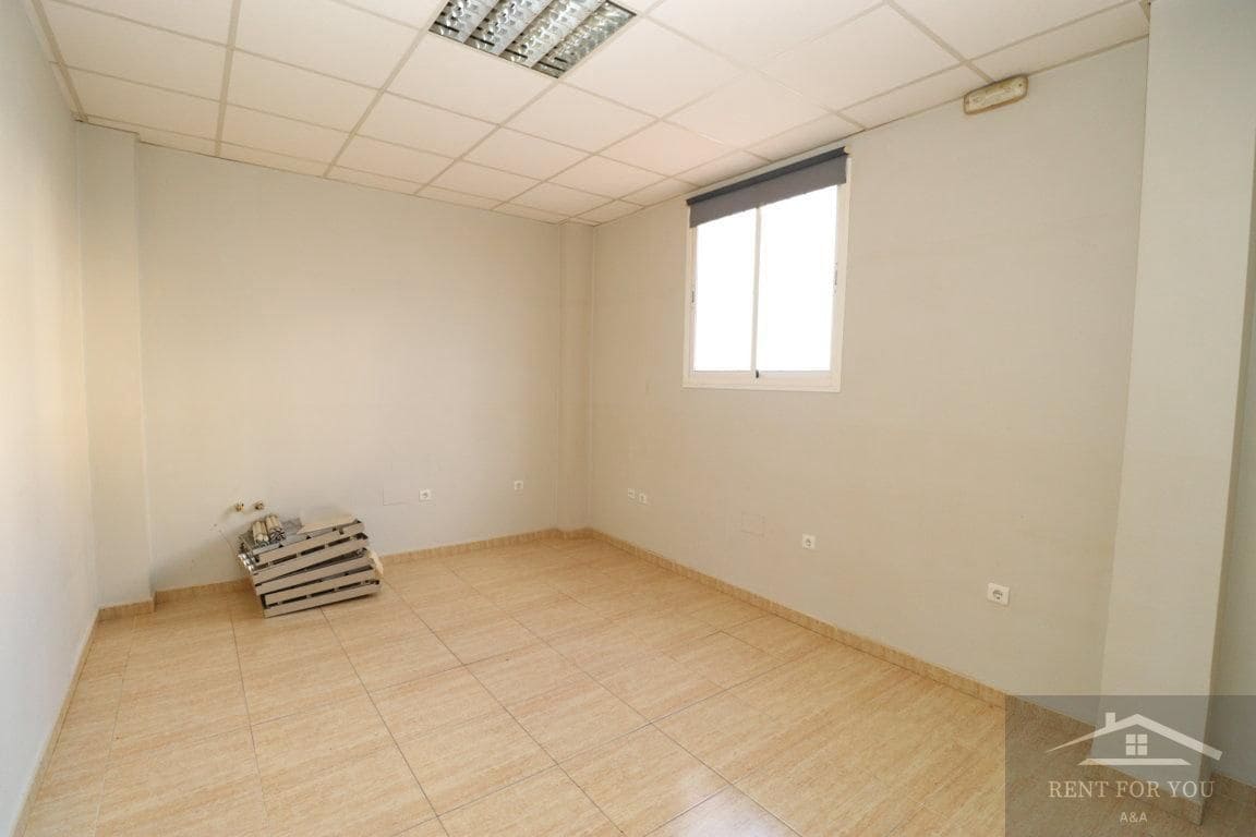 4 quarto Empresa para arrendar em Alhaurin el Grande - 700 € (Ref: 8842260)