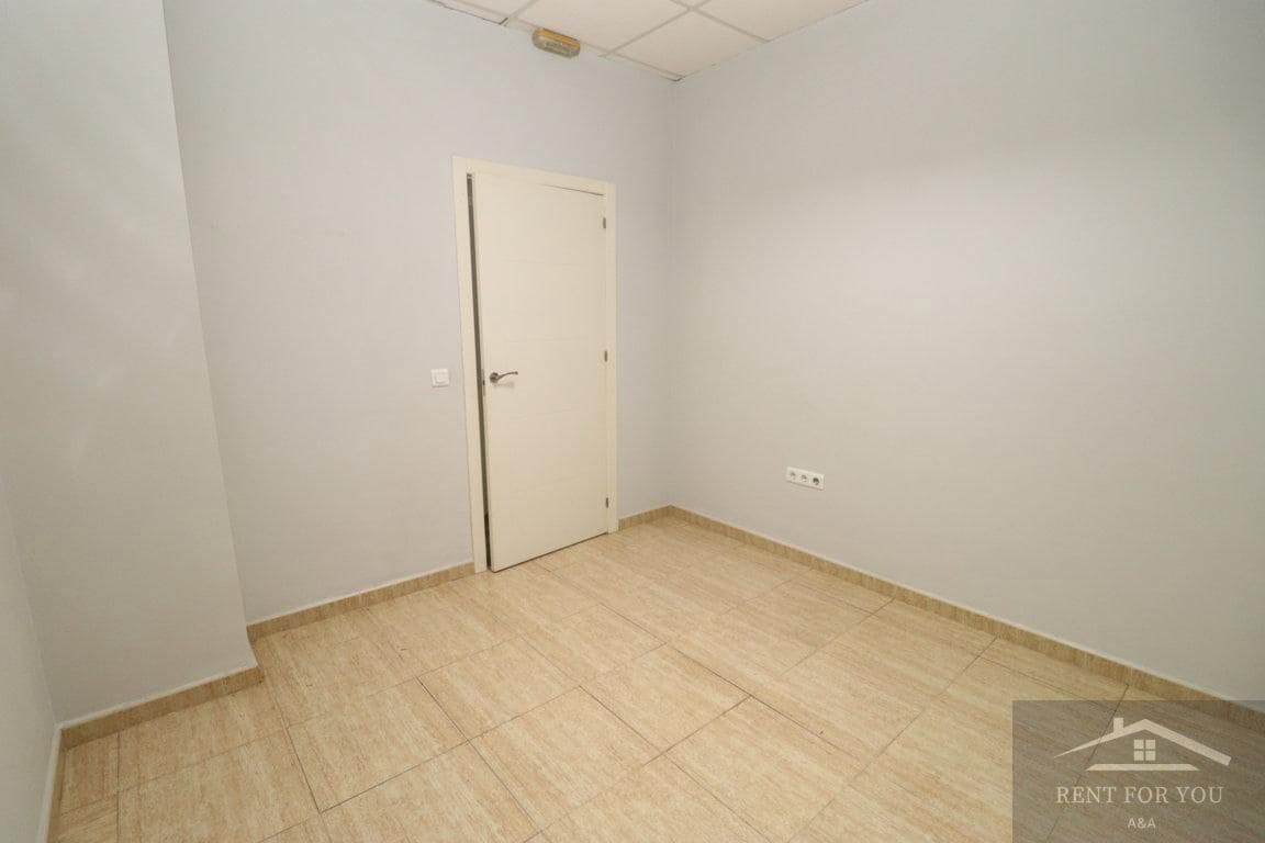 4 quarto Empresa para arrendar em Alhaurin el Grande - 700 € (Ref: 8842260)
