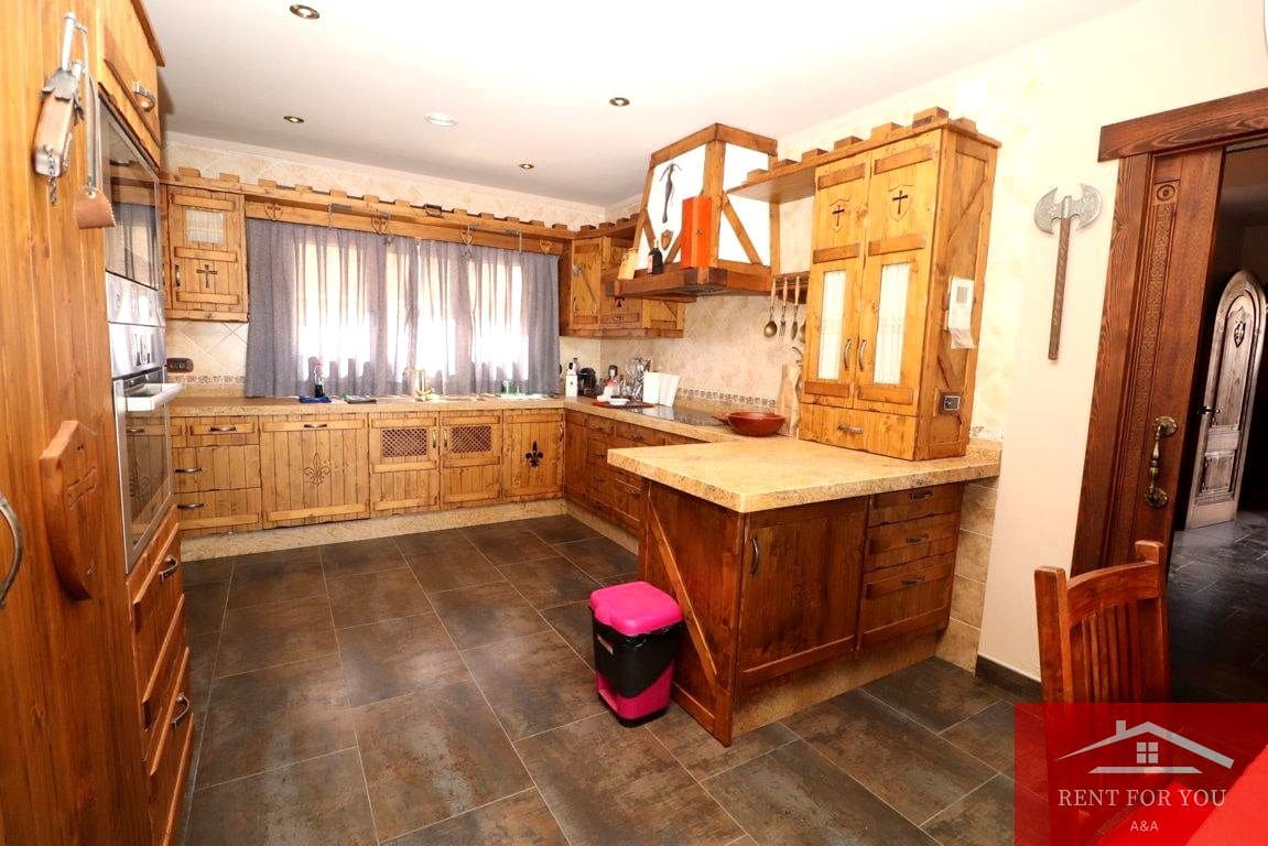 4 soveværelse Villa til leje i Coin med swimmingpool garage - € 4.500 (Ref: 9219508)