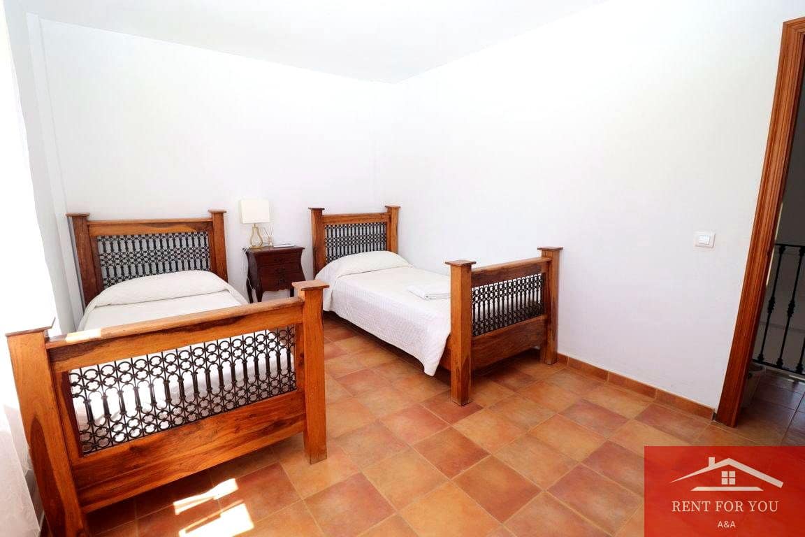 4 makuuhuone Huvila vuokrattavana paikassa Coin mukana uima-altaan - 1 600 € (Ref: 9311853)