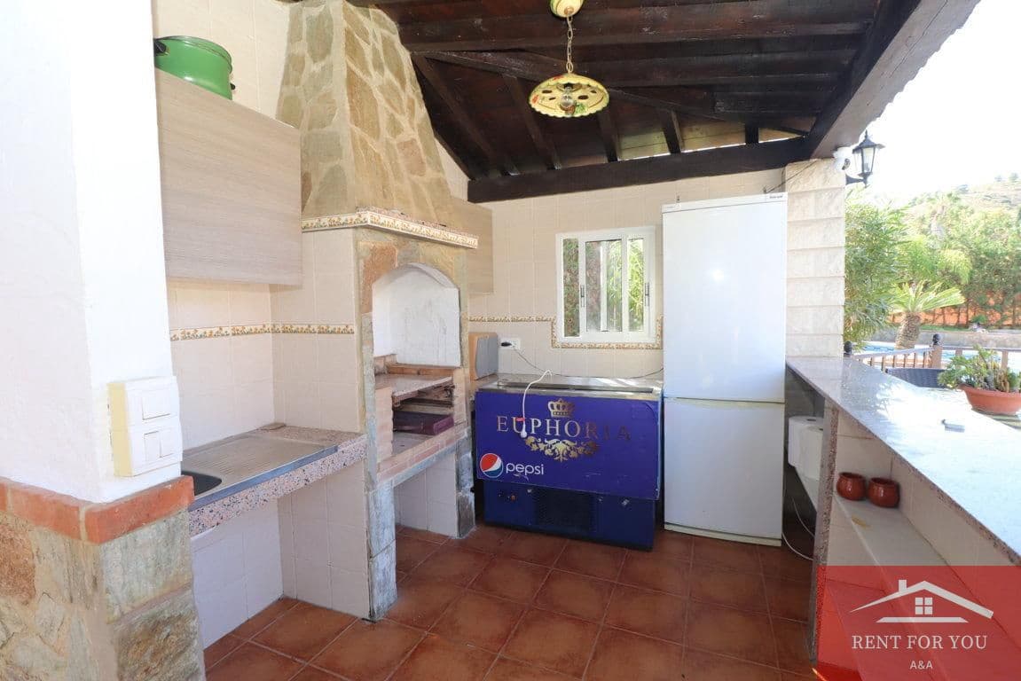 3 makuuhuone Huvila vuokrattavana paikassa Coin mukana uima-altaan - 1 800 € (Ref: 9374085)