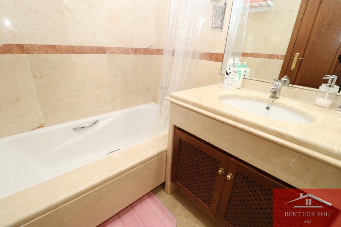 3 quarto Apartamento para arrendar em Marbella com piscina garagem - 3 000 € (Ref: 9450920)