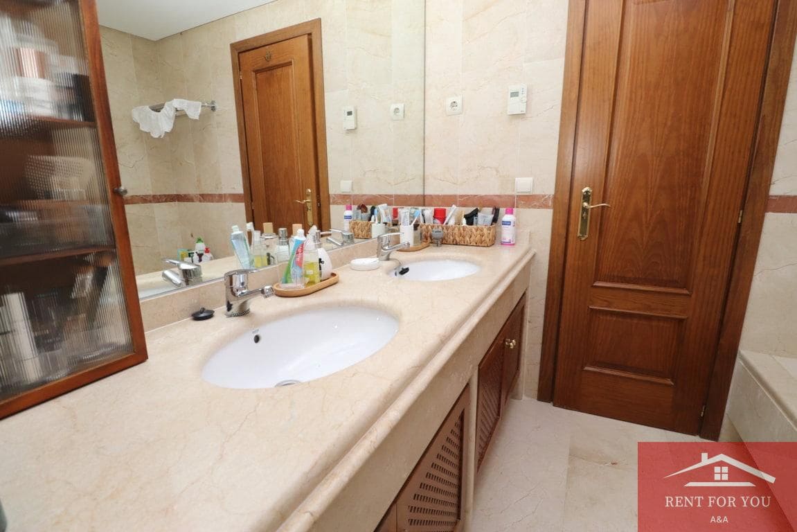 3 quarto Apartamento para arrendar em Marbella com piscina garagem - 3 000 € (Ref: 9450920)