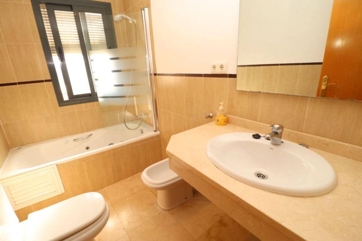 2 makuuhuone Asunto vuokrattavana paikassa Coin - 1 200 € (Ref: 9450921)