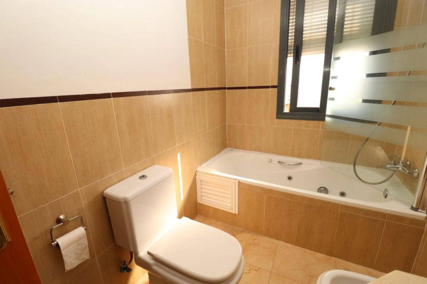 2 makuuhuone Asunto vuokrattavana paikassa Coin - 1 200 € (Ref: 9450921)