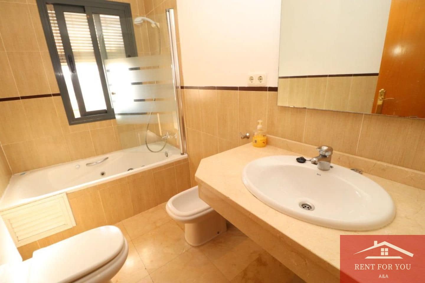 Piso de 2 habitaciones en Coín en alquiler - 1.200 € (Ref: 9450921)