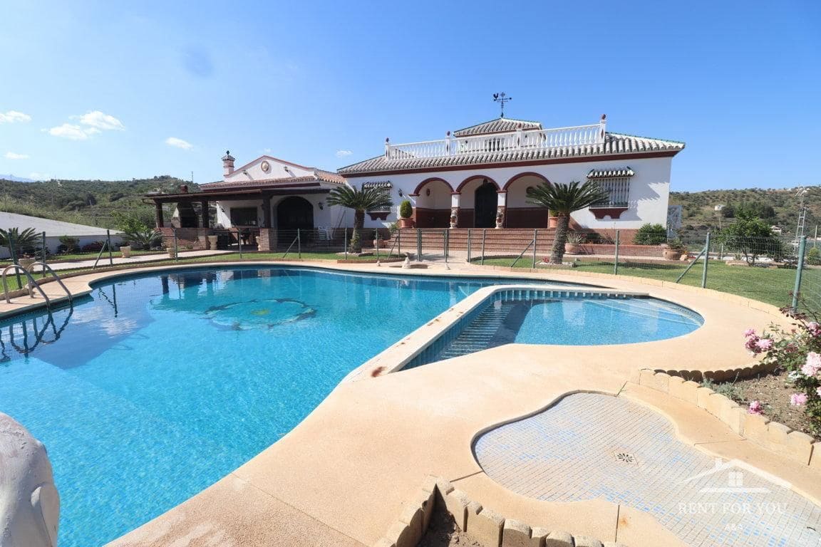 4 bedroom Villa for rent in Guaro with pool - € 3,000 (Ref: 9731478)