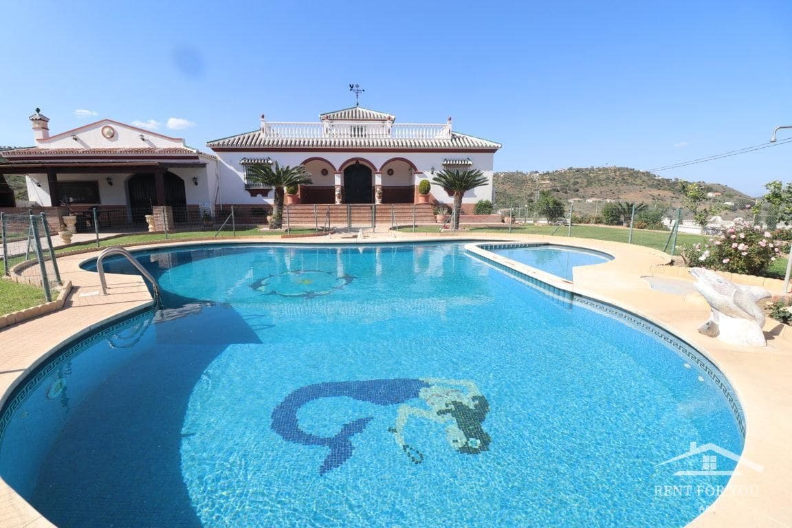 4 bedroom Villa for rent in Guaro with pool - € 3,000 (Ref: 9731478)
