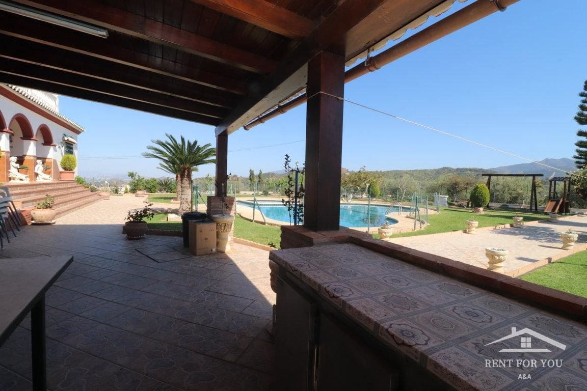 4 bedroom Villa for rent in Guaro with pool - € 3,000 (Ref: 9731478)