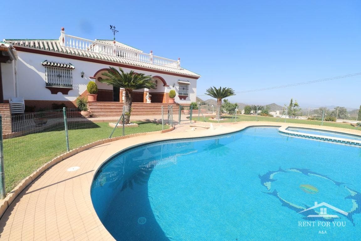 4 bedroom Villa for rent in Guaro with pool - € 3,000 (Ref: 9731478)