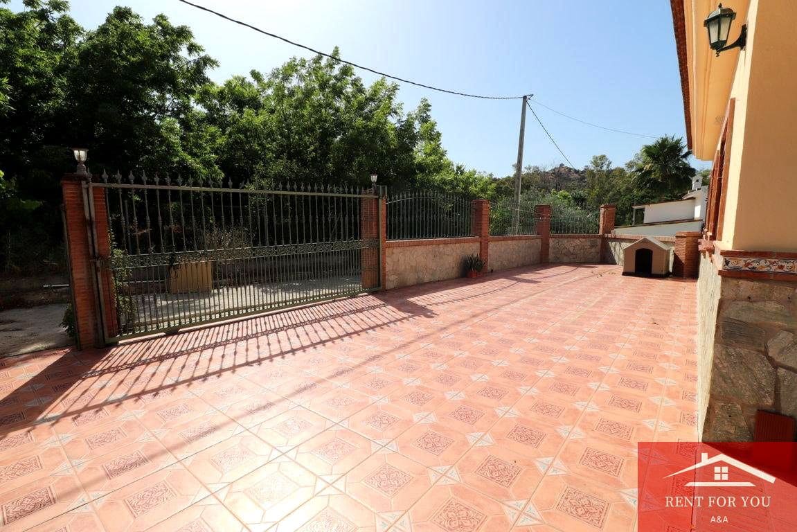 Chalet de 3 habitaciones en Coín en alquiler con garaje - 1.200 € (Ref: 9911752)