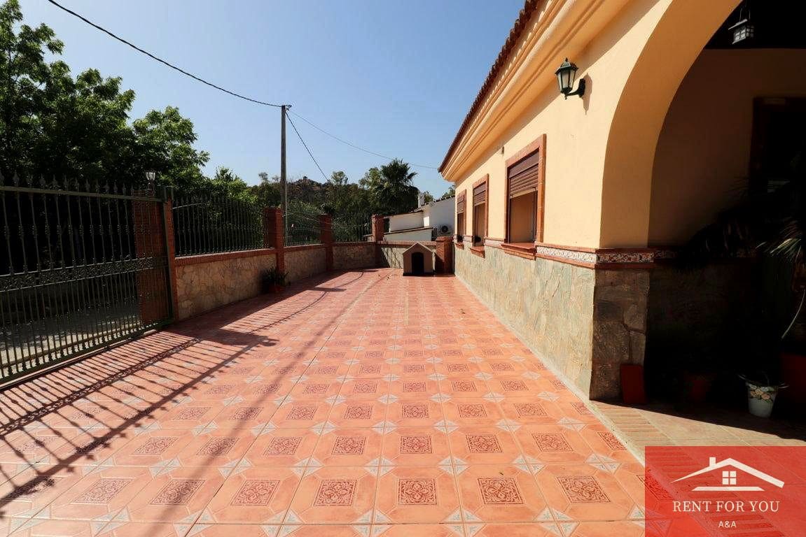 Chalet de 3 habitaciones en Coín en alquiler con garaje - 1.200 € (Ref: 9911752)