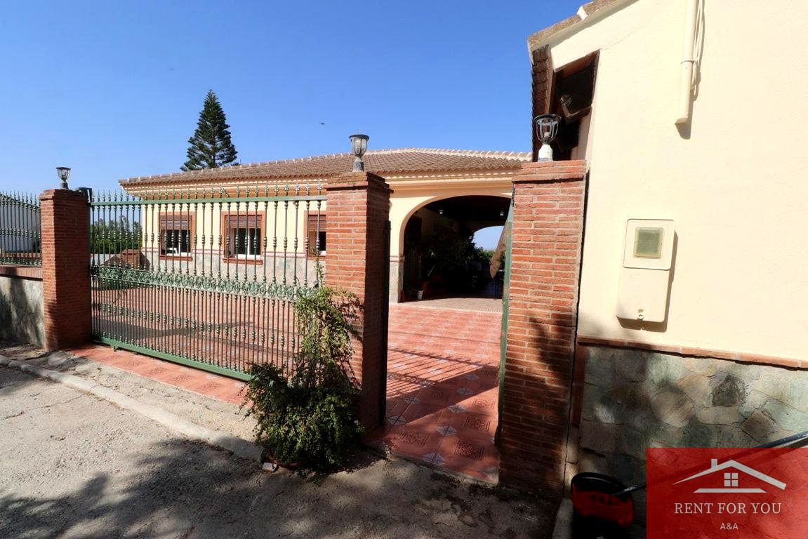 Chalet de 3 habitaciones en Coín en alquiler con garaje - 1.200 € (Ref: 9911752)