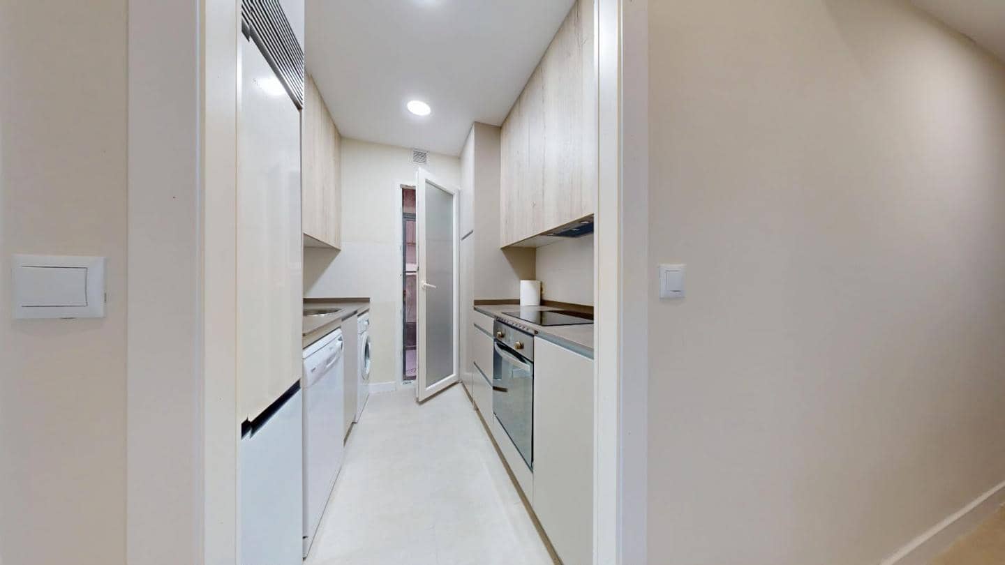 3 quarto Apartamento para arrendar em Madrid cidade - 1 900 € (Ref: 9974660)