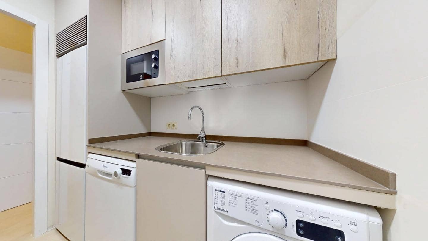 3 quarto Apartamento para arrendar em Madrid cidade - 1 900 € (Ref: 9974660)