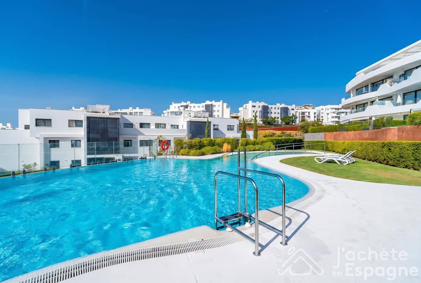 2 soverom Leilighet til salgs i Fuengirola med svømmebasseng garasje - € 549 000 (Ref: 10116100)