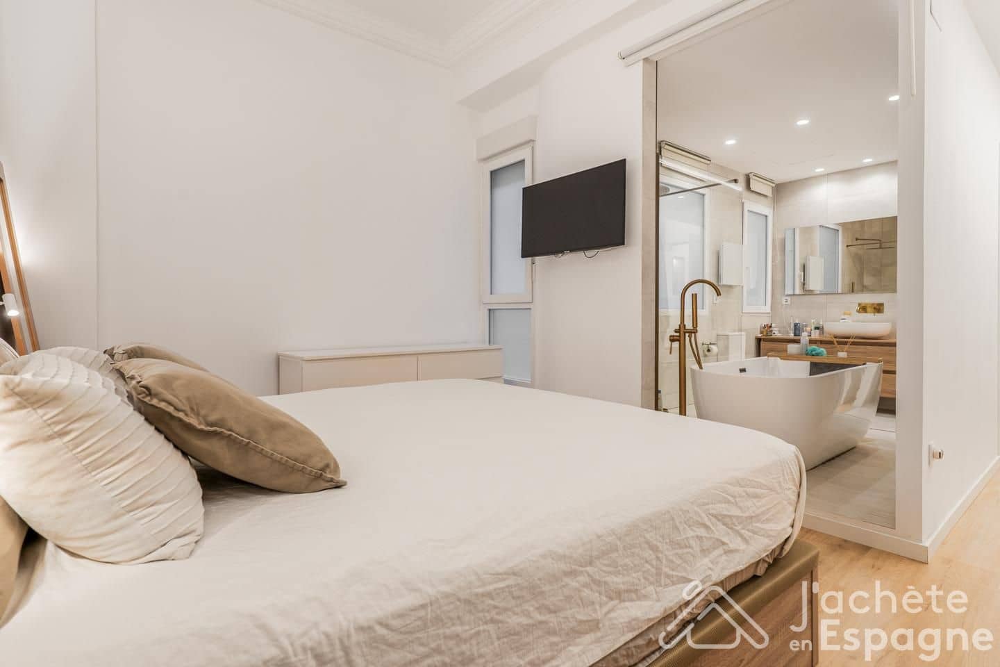 2 bedroom Flat for sale in Valencia city - € 695,000 (Ref: 10116124)