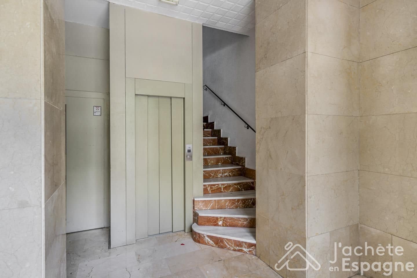 2 bedroom Flat for sale in Valencia city - € 695,000 (Ref: 10116124)