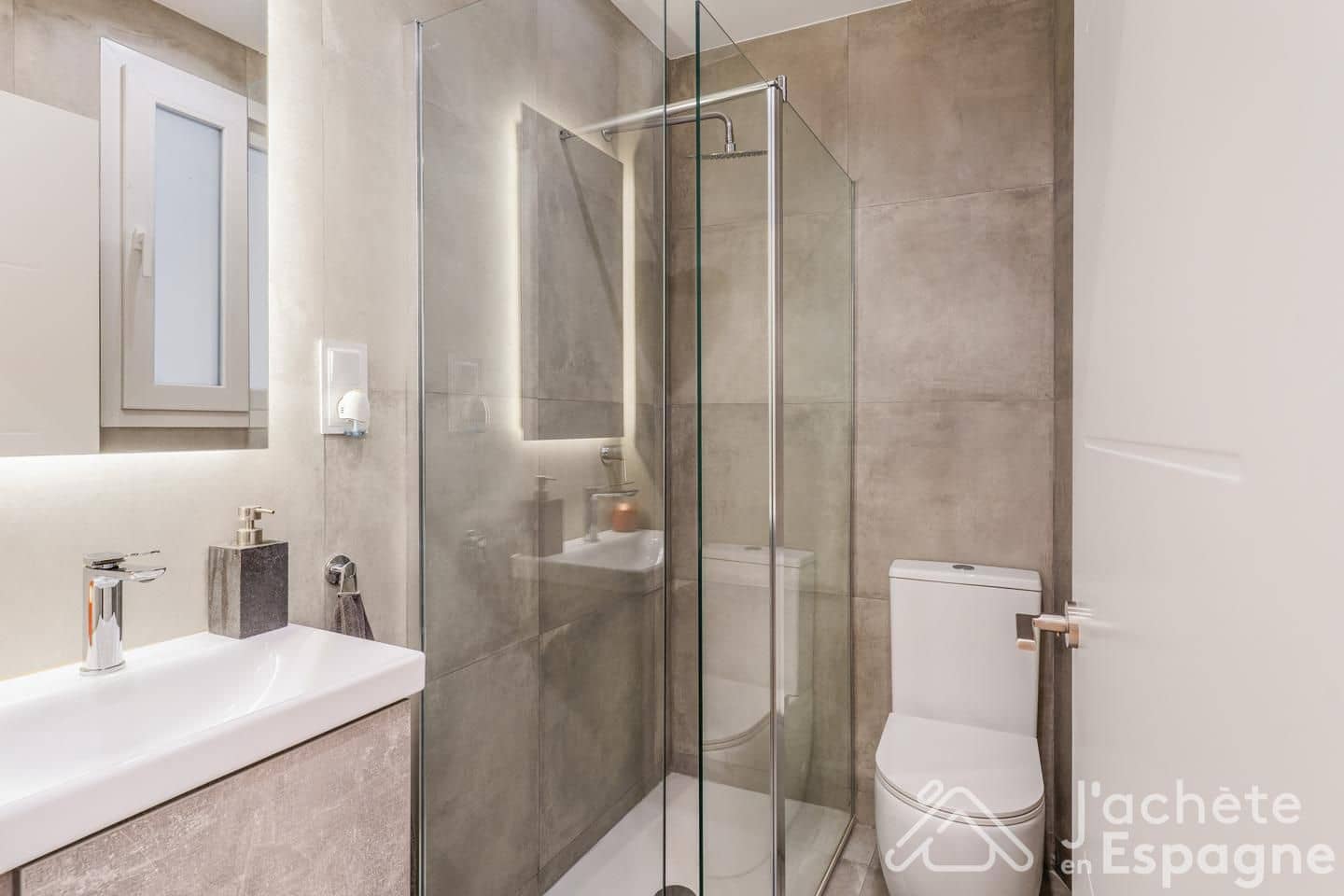 2 bedroom Flat for sale in Valencia city - € 695,000 (Ref: 10116124)