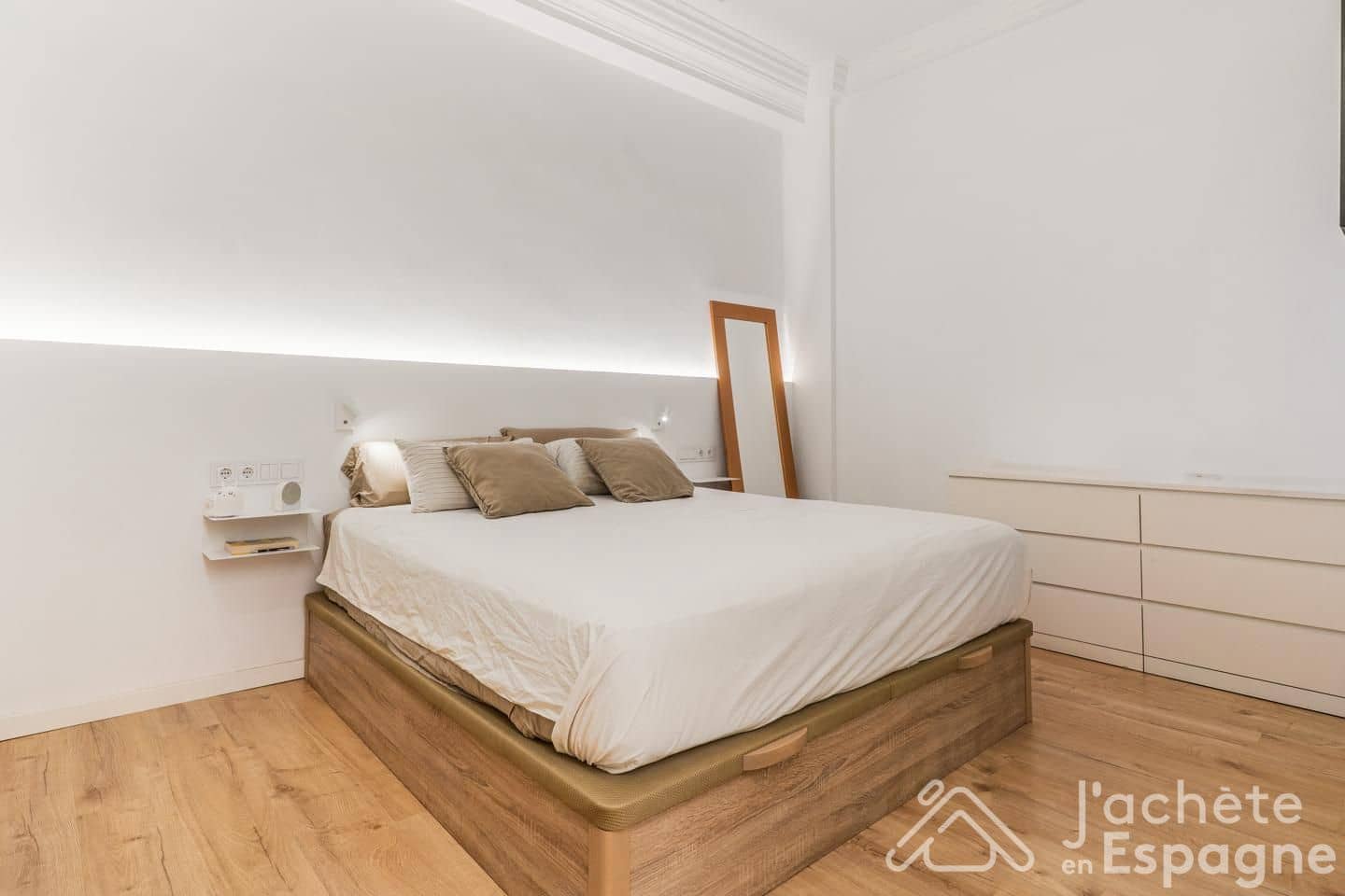 2 bedroom Flat for sale in Valencia city - € 695,000 (Ref: 10116124)