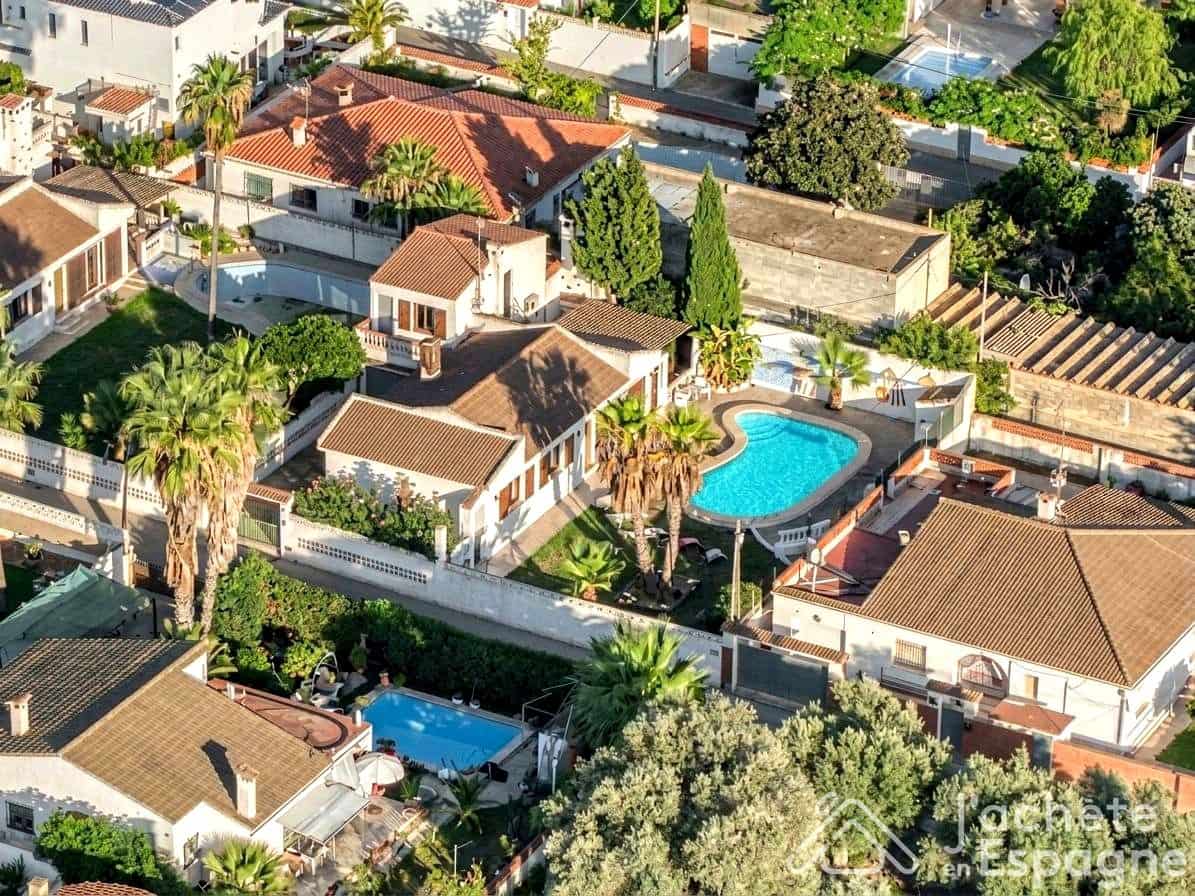 Chalet de 4 habitaciones en Vinaròs en venta con piscina garaje - 320.000 € (Ref: 10116140)