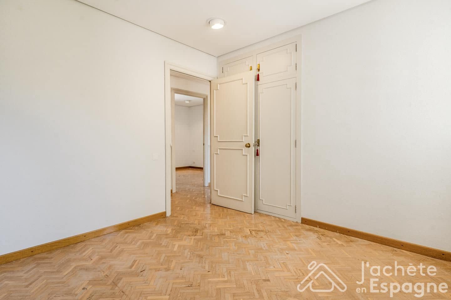 8 Zimmer Villa zu verkaufen in Chiva mit Pool Garage - 790.000 € (Ref: 10116146)