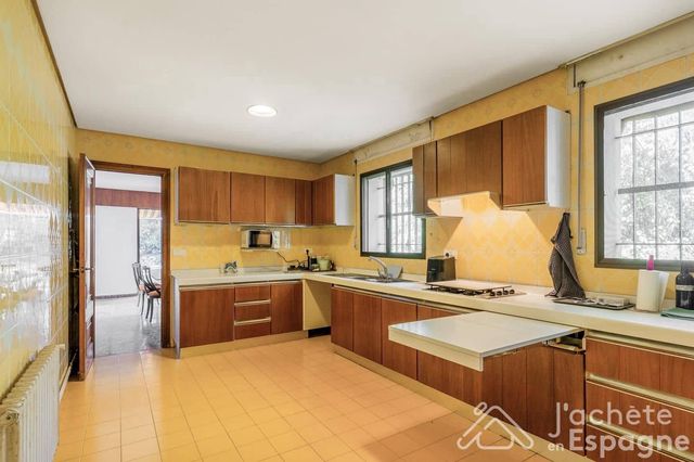 8 Zimmer Villa zu verkaufen in Chiva mit Pool Garage - 790.000 € (Ref: 10116146)
