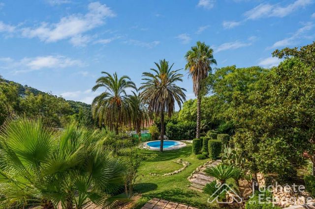 8 Zimmer Villa zu verkaufen in Chiva mit Pool Garage - 790.000 € (Ref: 10116146)