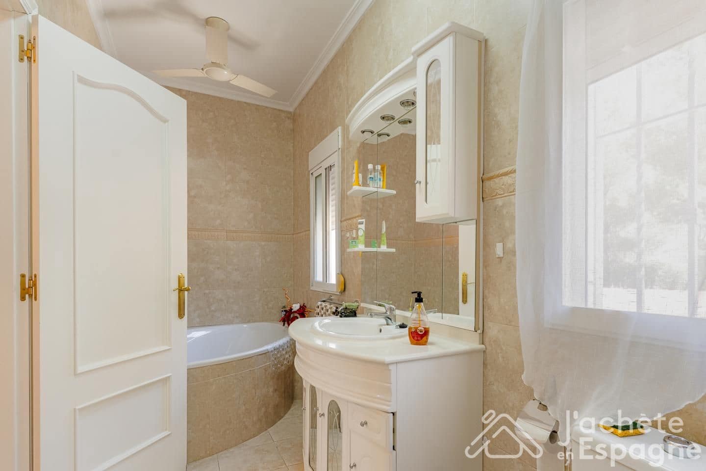 5 sovrum Villa till salu i Montroy med pool garage - 430 000 € (Ref: 10116159)