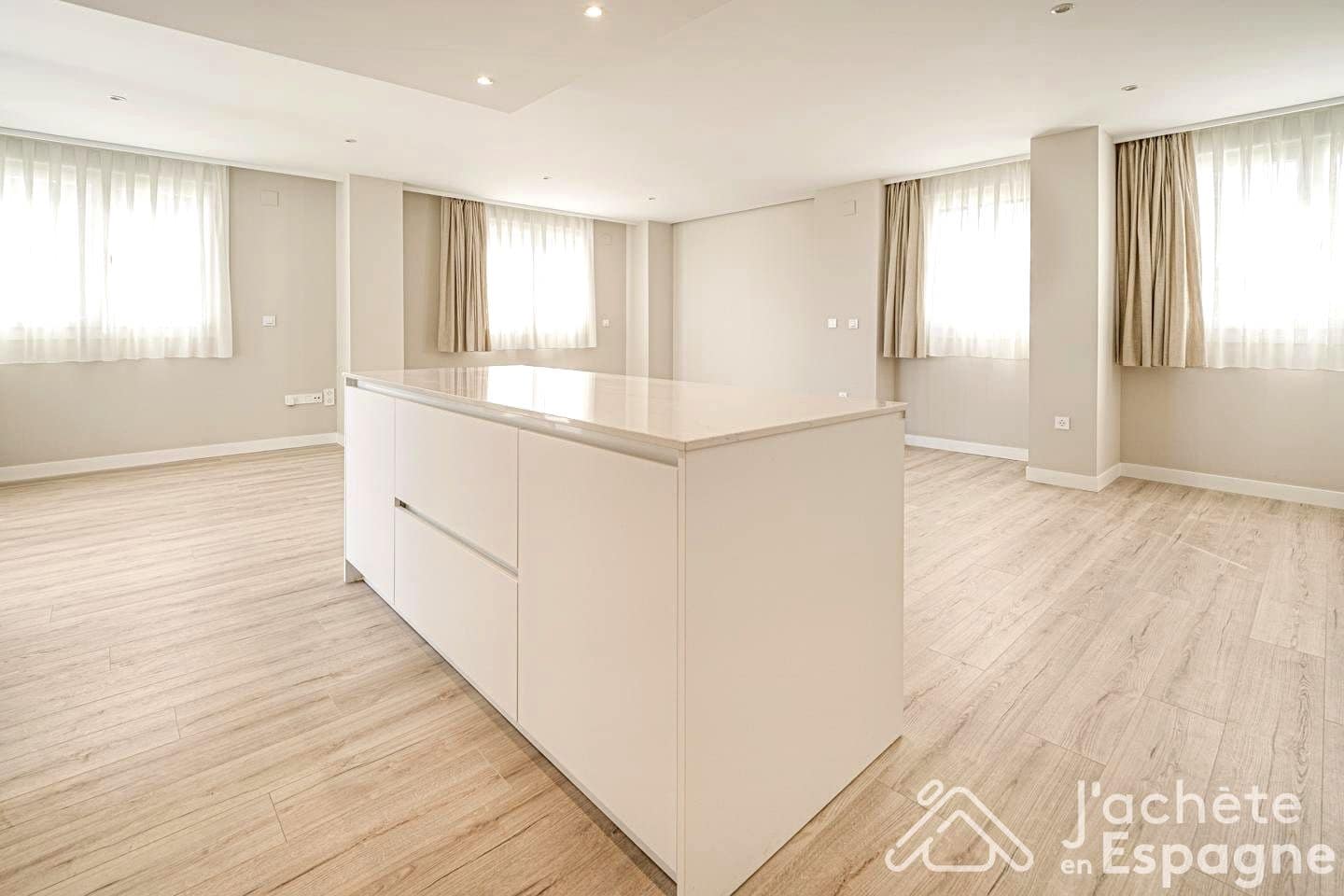 3 bedroom Flat for sale in Vinaros with pool garage - € 460,000 (Ref: 10116164)