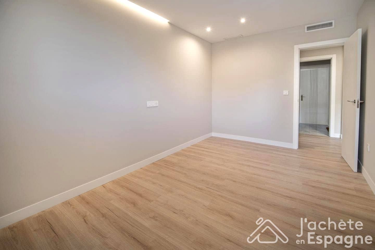3 bedroom Flat for sale in Vinaros with pool garage - € 499,000 (Ref: 10116168)