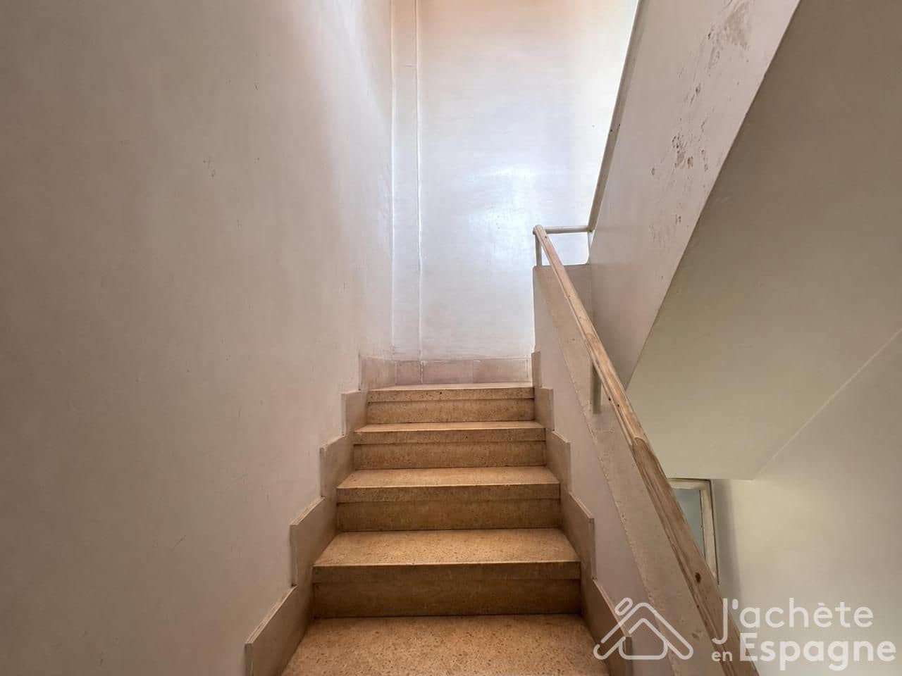 5 bedroom Flat for sale in Valencia city - € 210,000 (Ref: 10116170)