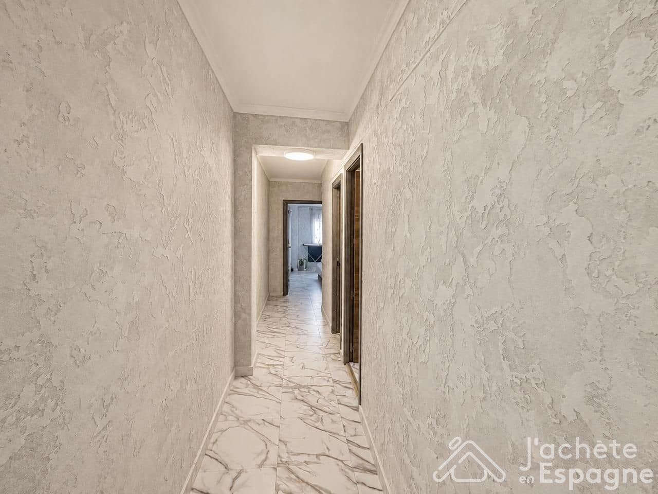 5 bedroom Flat for sale in Valencia city - € 210,000 (Ref: 10116170)