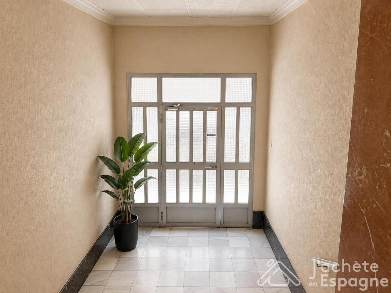 5 bedroom Flat for sale in Valencia city - € 210,000 (Ref: 10116170)