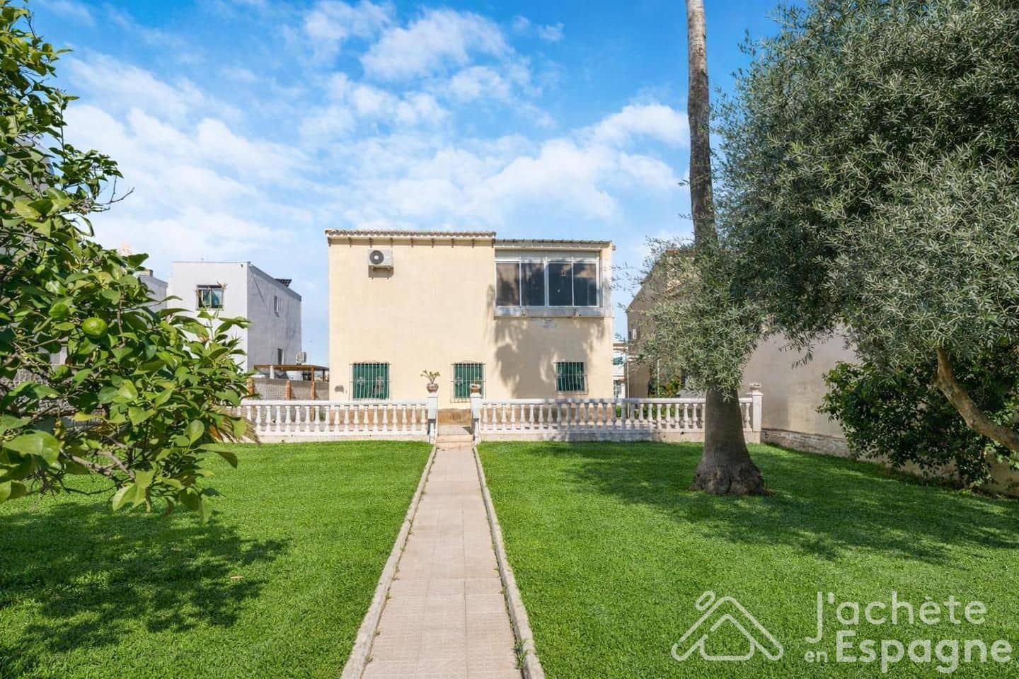 6 bedroom Villa for sale in Daimus with garage - € 428,001 (Ref: 10116193)