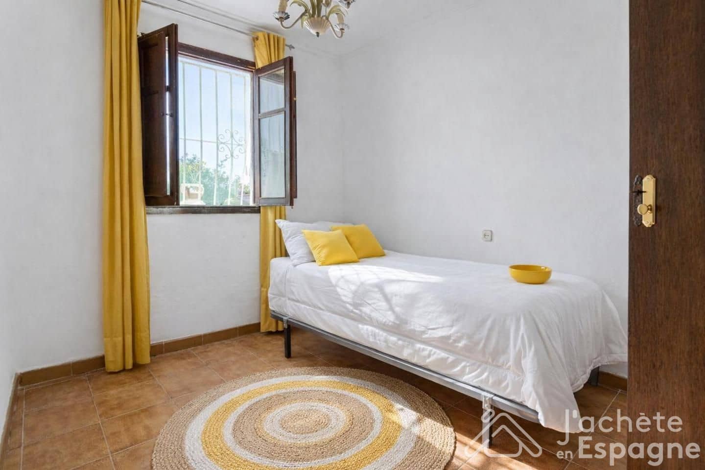 6 bedroom Villa for sale in Daimus with garage - € 428,001 (Ref: 10116193)
