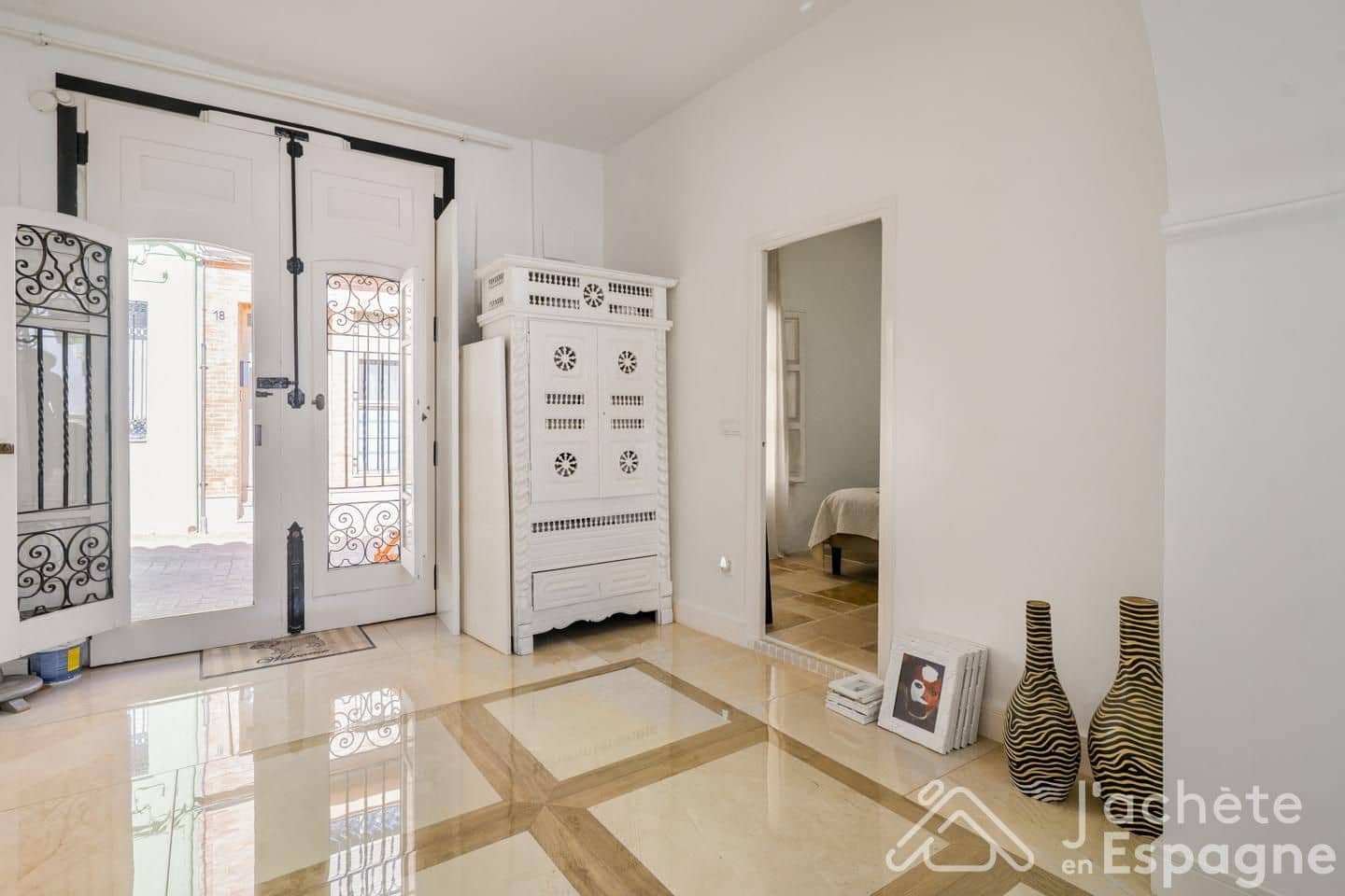 3 bedroom Villa for sale in Gilet with pool - € 280,000 (Ref: 10156876)