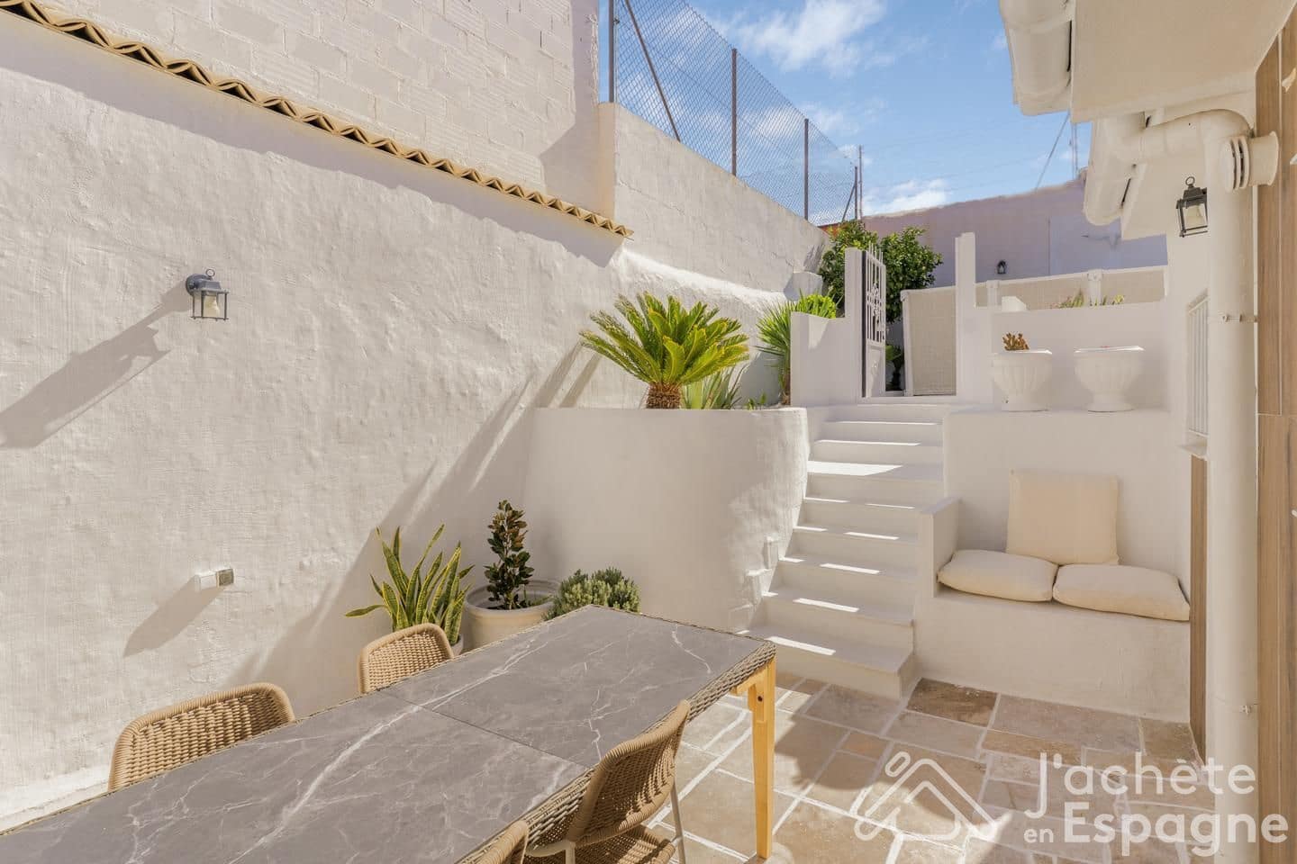 3 bedroom Villa for sale in Gilet with pool - € 280,000 (Ref: 10156876)