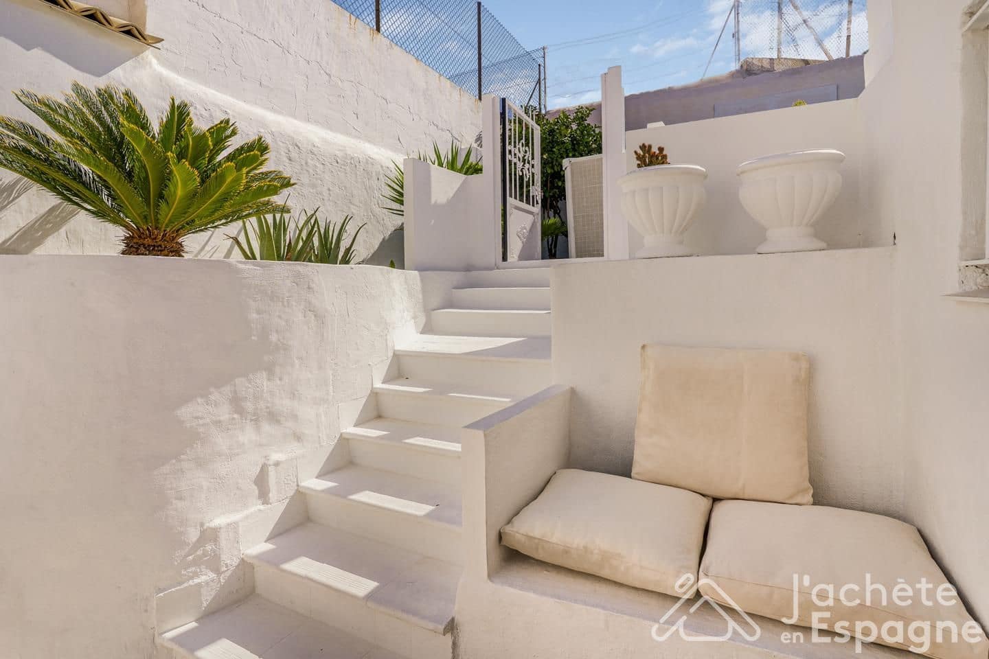 3 bedroom Villa for sale in Gilet with pool - € 280,000 (Ref: 10156876)