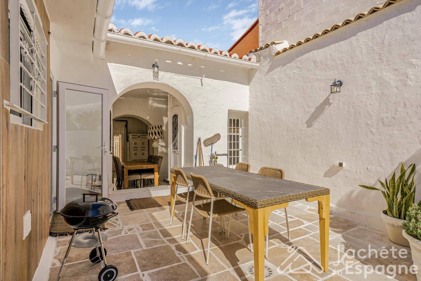 3 bedroom Villa for sale in Gilet with pool - € 280,000 (Ref: 10156876)