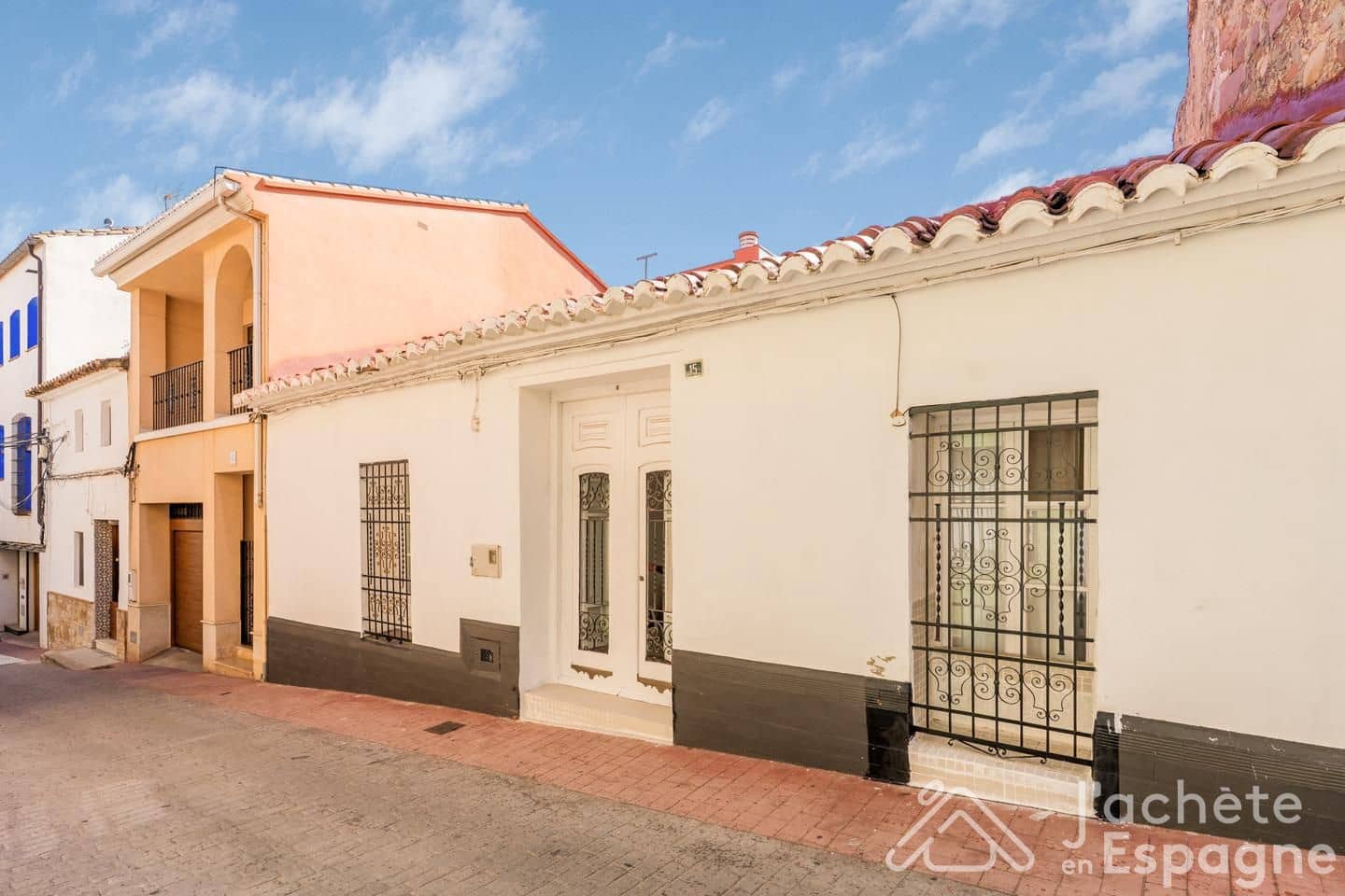 3 bedroom Villa for sale in Gilet with pool - € 280,000 (Ref: 10156876)